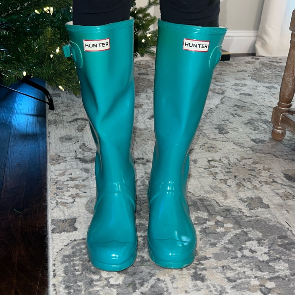 Women’s hunter glossy rain boots. Aqua blue. Size 7 women’s.